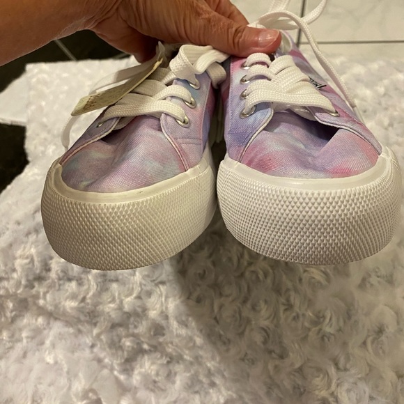 Mudd Ladies Beyley Tie Dye Pink Lace Up Sneakers - NWOT - 7 1/2 - Picture 9 of 10